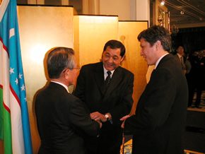 左から）松本会長、Mr.Ochilov大使、Mr. Shakirov一等書記官